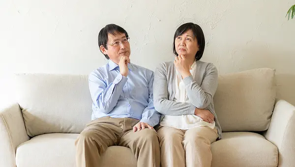 シニア世代の夫婦が悩んでいる写真
