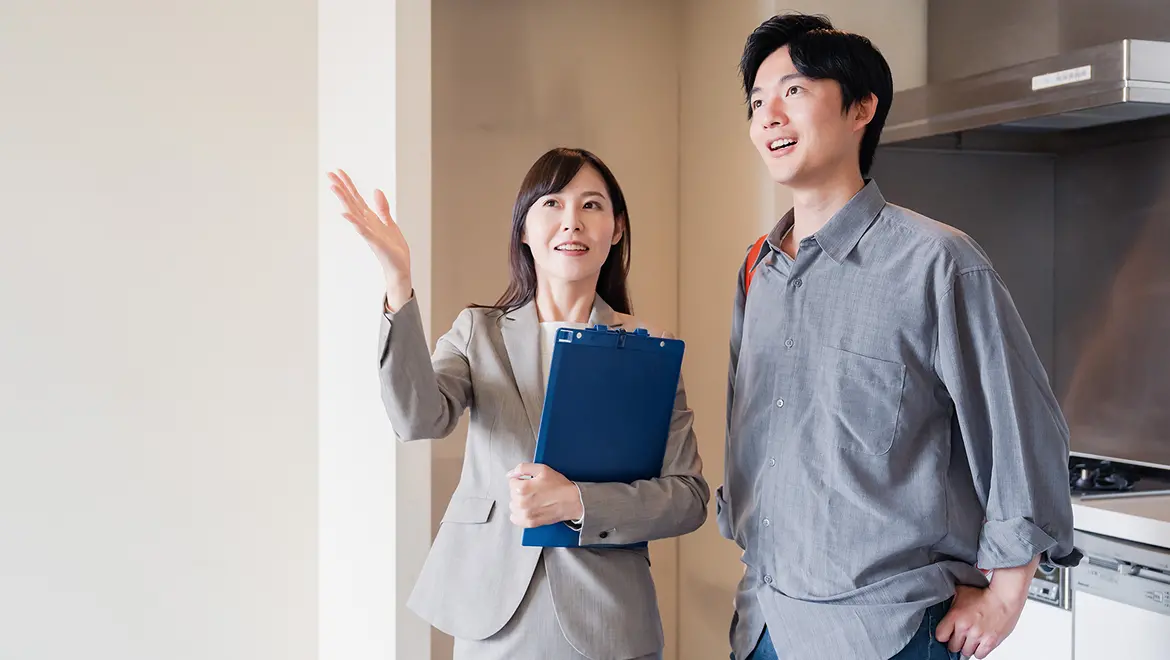 新居を案内する女性スタッフ