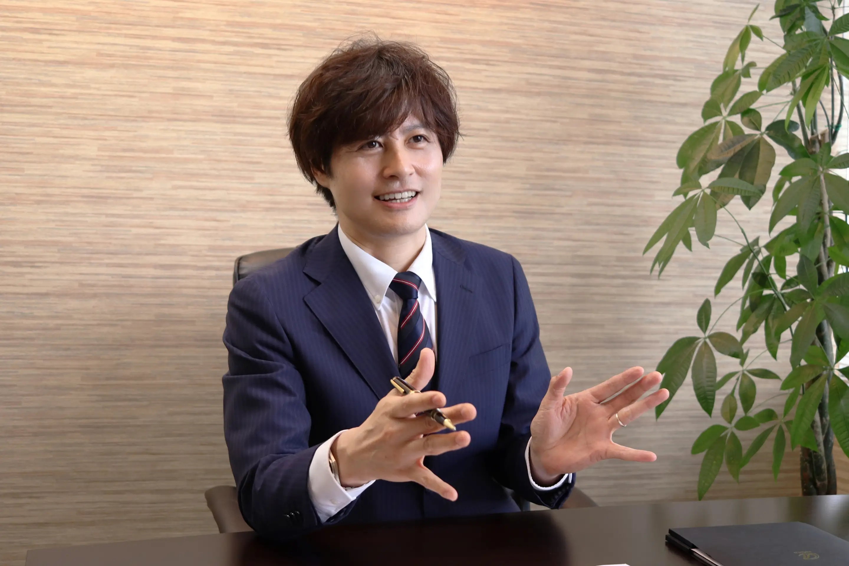 スーツ姿の男性が顧客と面談している様子